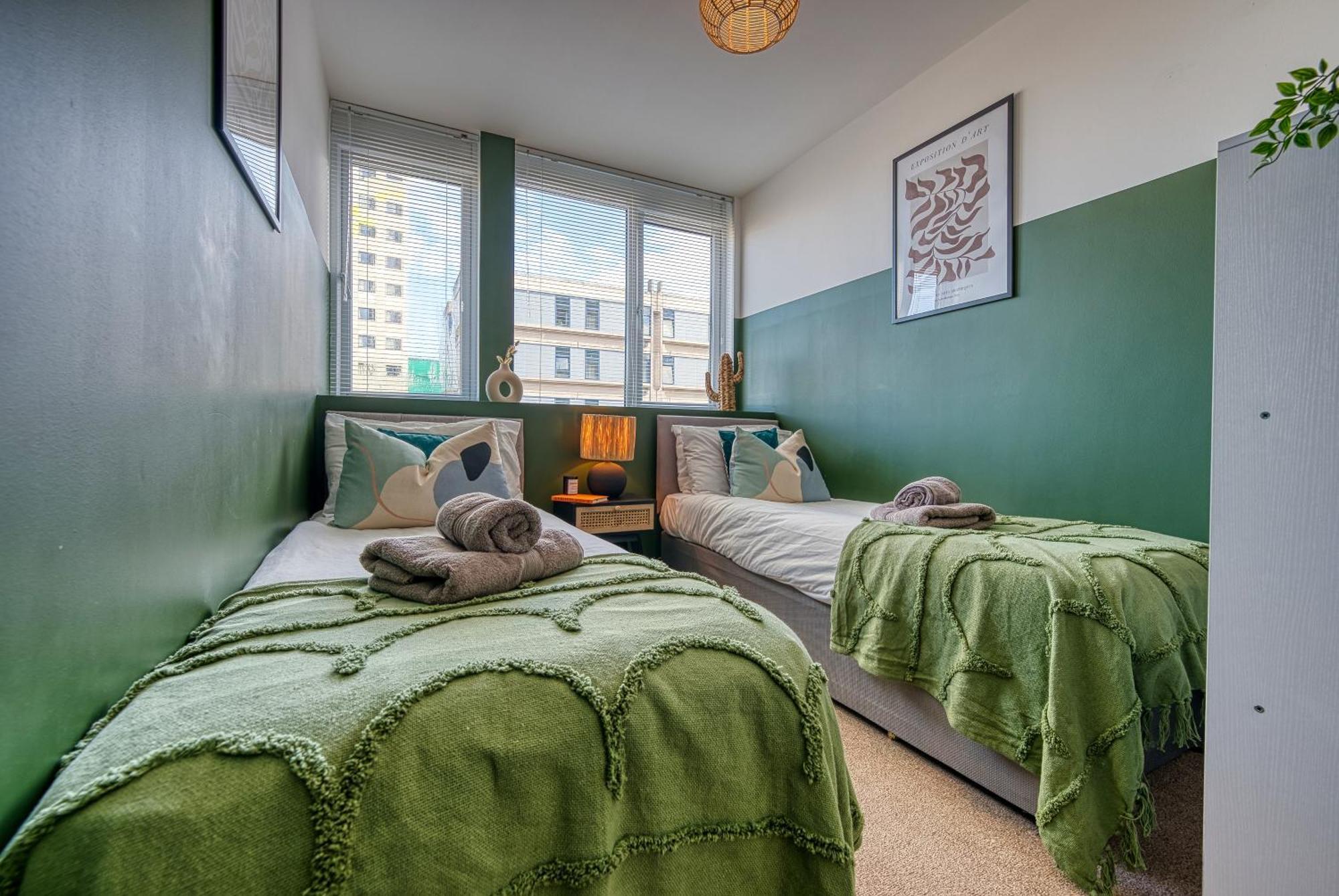 Blue Puffin Stays: Chic City Apartment near Gunwharf Quays & Beach Portsmouth Exterior photo