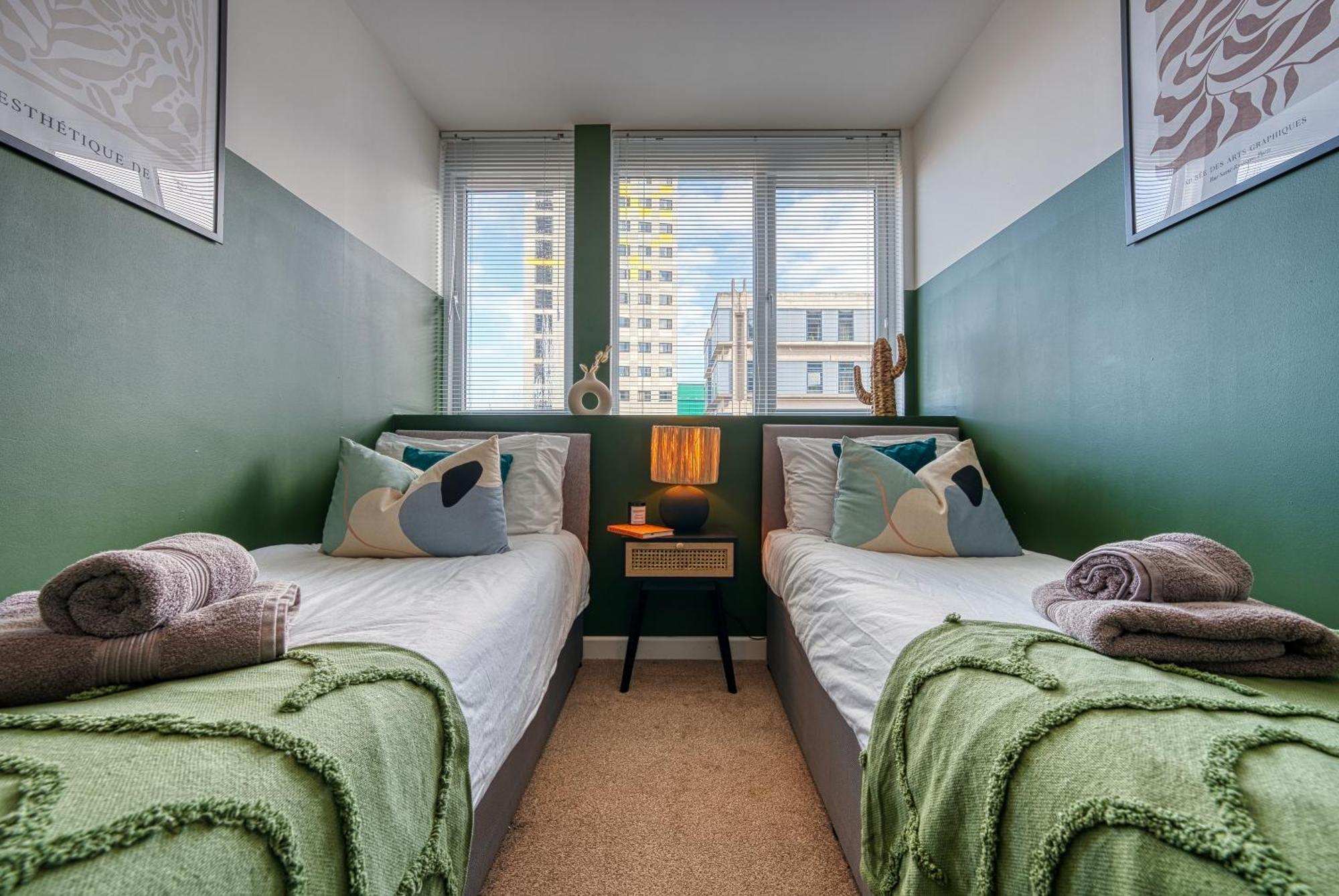 Blue Puffin Stays: Chic City Apartment near Gunwharf Quays & Beach Portsmouth Exterior photo