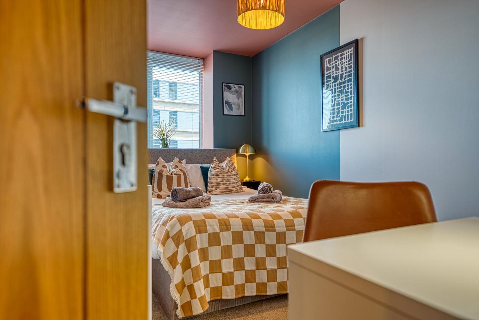 Blue Puffin Stays: Chic City Apartment near Gunwharf Quays & Beach Portsmouth Exterior photo