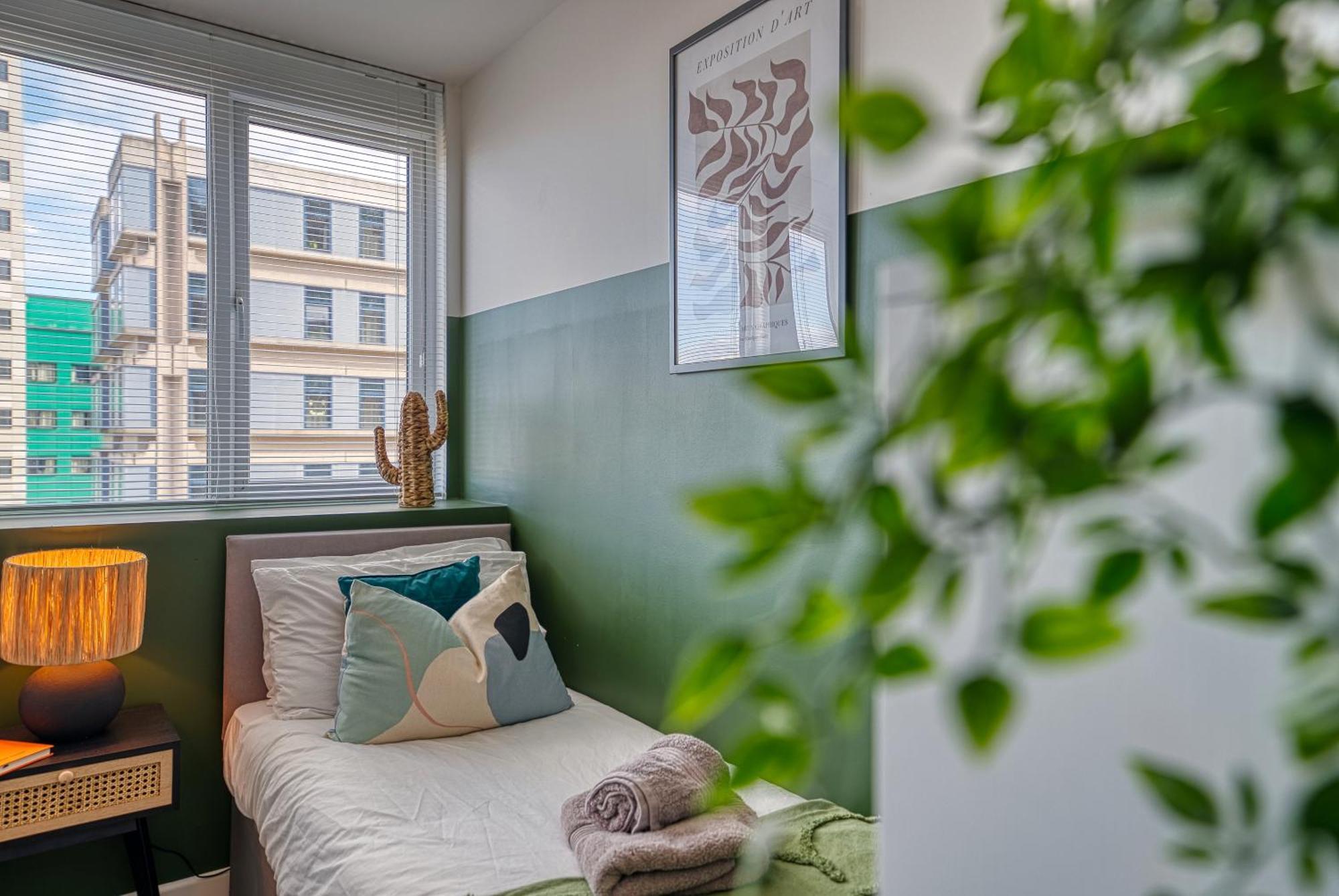 Blue Puffin Stays: Chic City Apartment near Gunwharf Quays & Beach Portsmouth Exterior photo