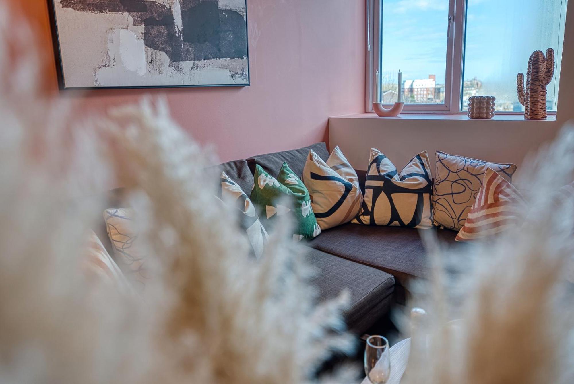 Blue Puffin Stays: Chic City Apartment near Gunwharf Quays & Beach Portsmouth Exterior photo