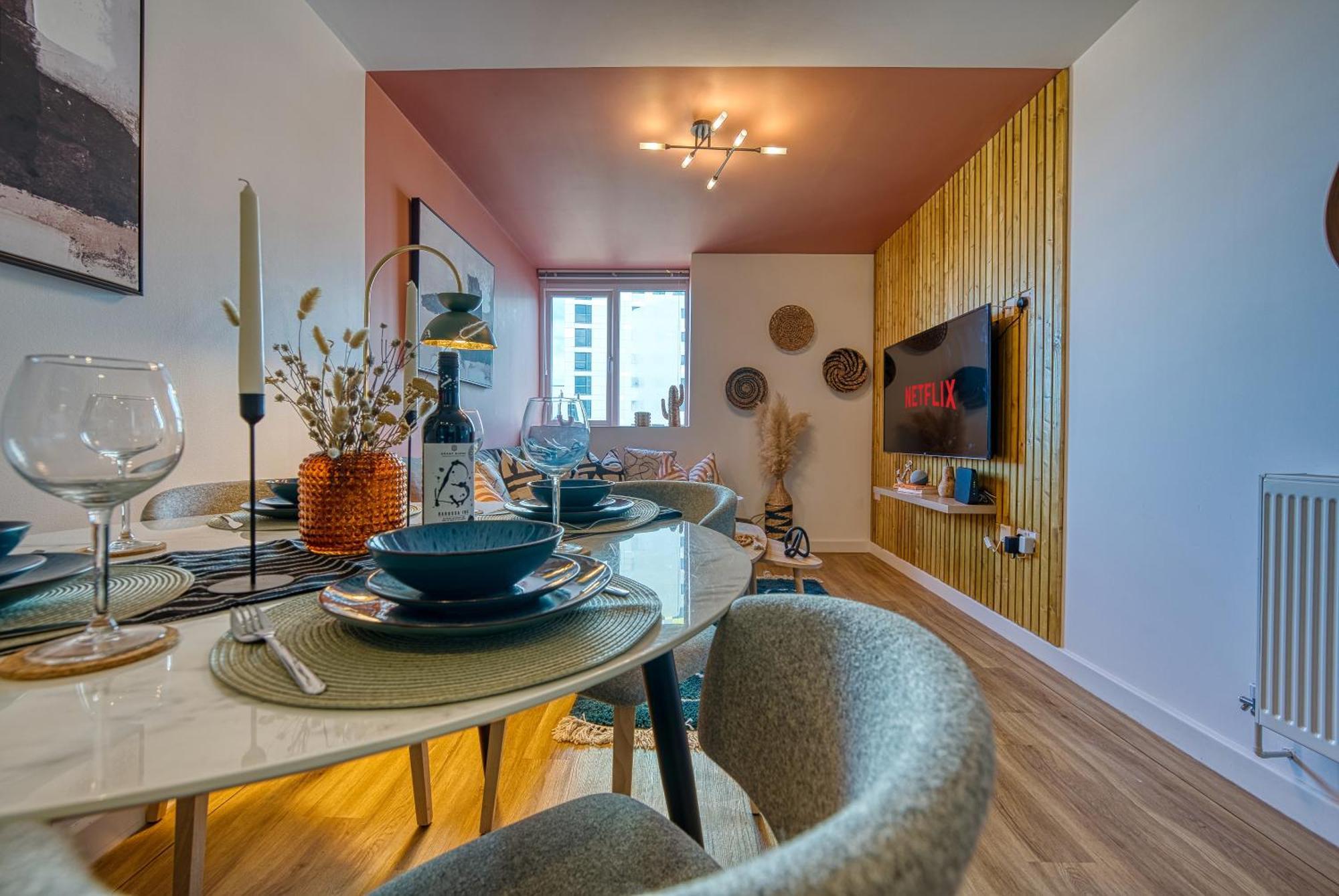Blue Puffin Stays: Chic City Apartment near Gunwharf Quays & Beach Portsmouth Exterior photo