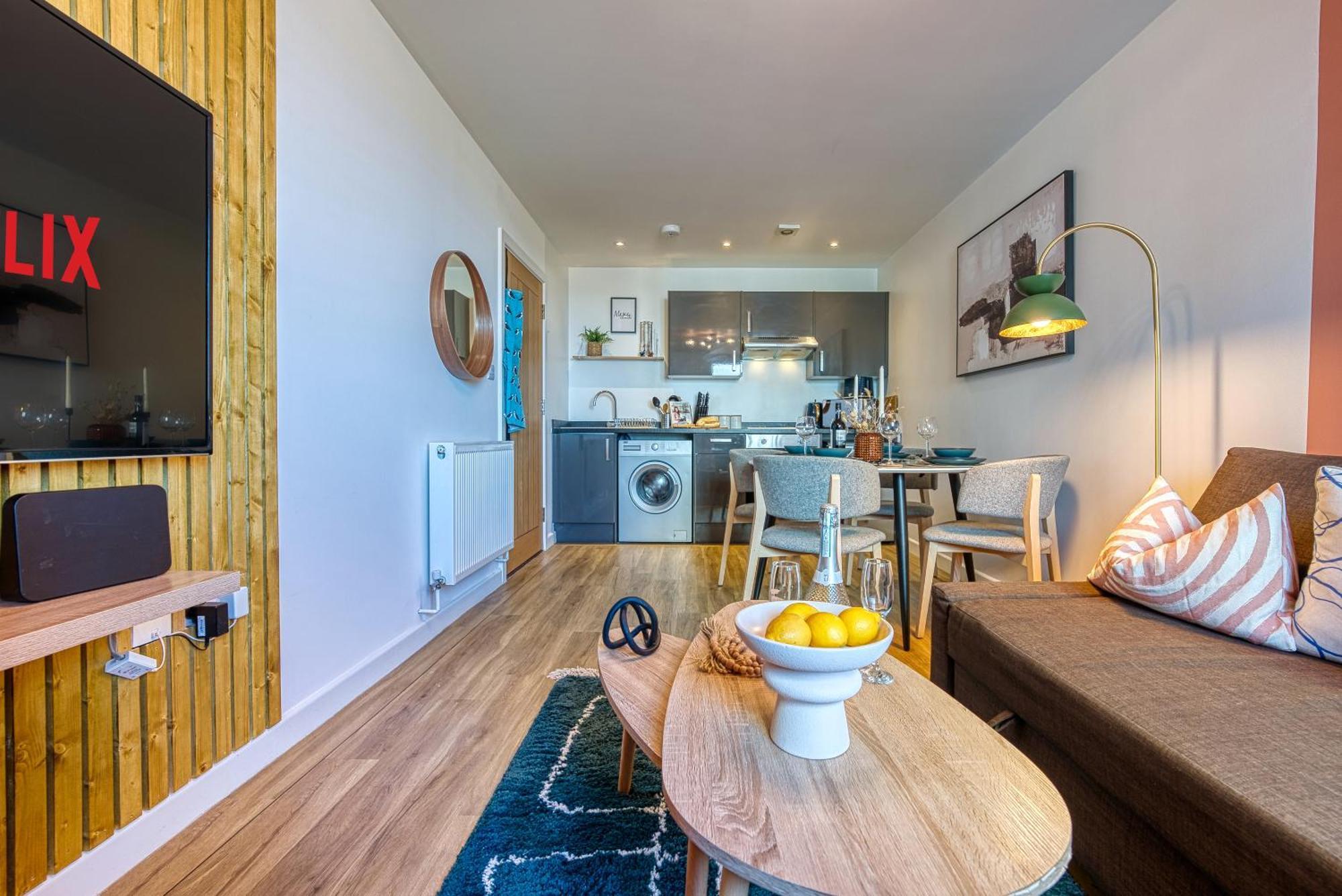 Blue Puffin Stays: Chic City Apartment near Gunwharf Quays & Beach Portsmouth Exterior photo